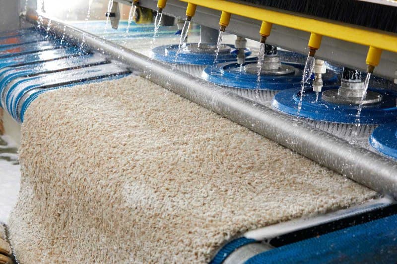 Professionele tapijtreiniging in onze eigen wasserij